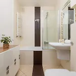 Bright Near Ice With Air Conditioning And Parking By Renters *