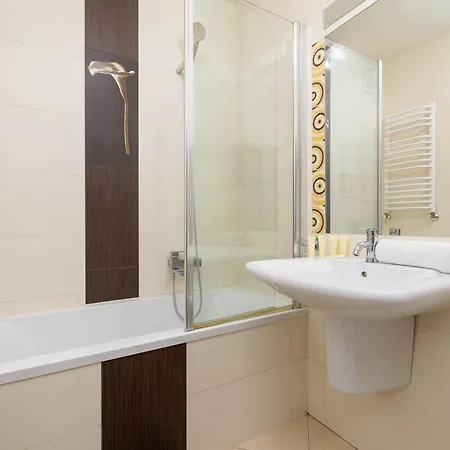 Bright Near Ice With Air Conditioning&parking By Renters *