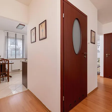 Bright Near Ice With Air Conditioning And Parking By Renters