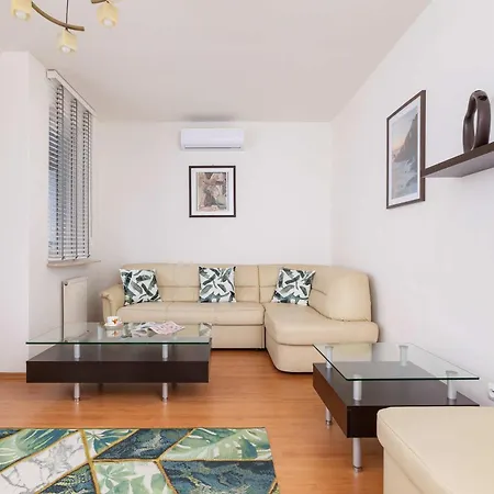 Bright Near Ice With Air Conditioning&parking By Renters Apartamento
