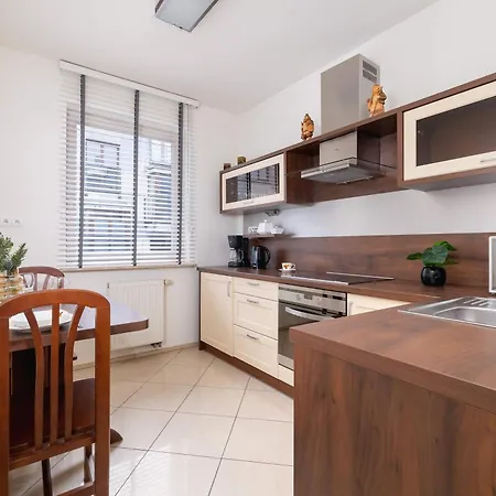 Bright Near Ice With Air Conditioning And Parking By Renters
