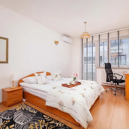 Bright Near Ice With Air Conditioning And Parking By Renters