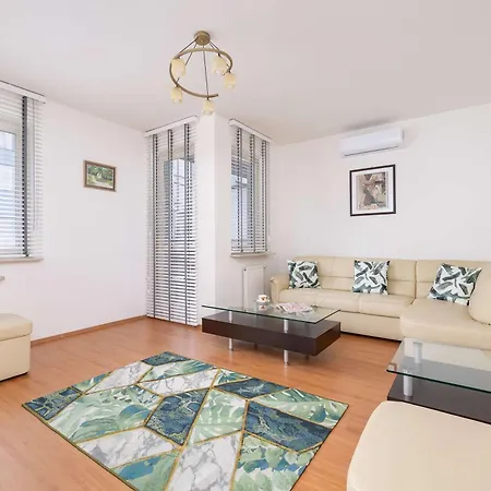 Bright Near Ice With Air Conditioning And Parking By Renters Apartment *